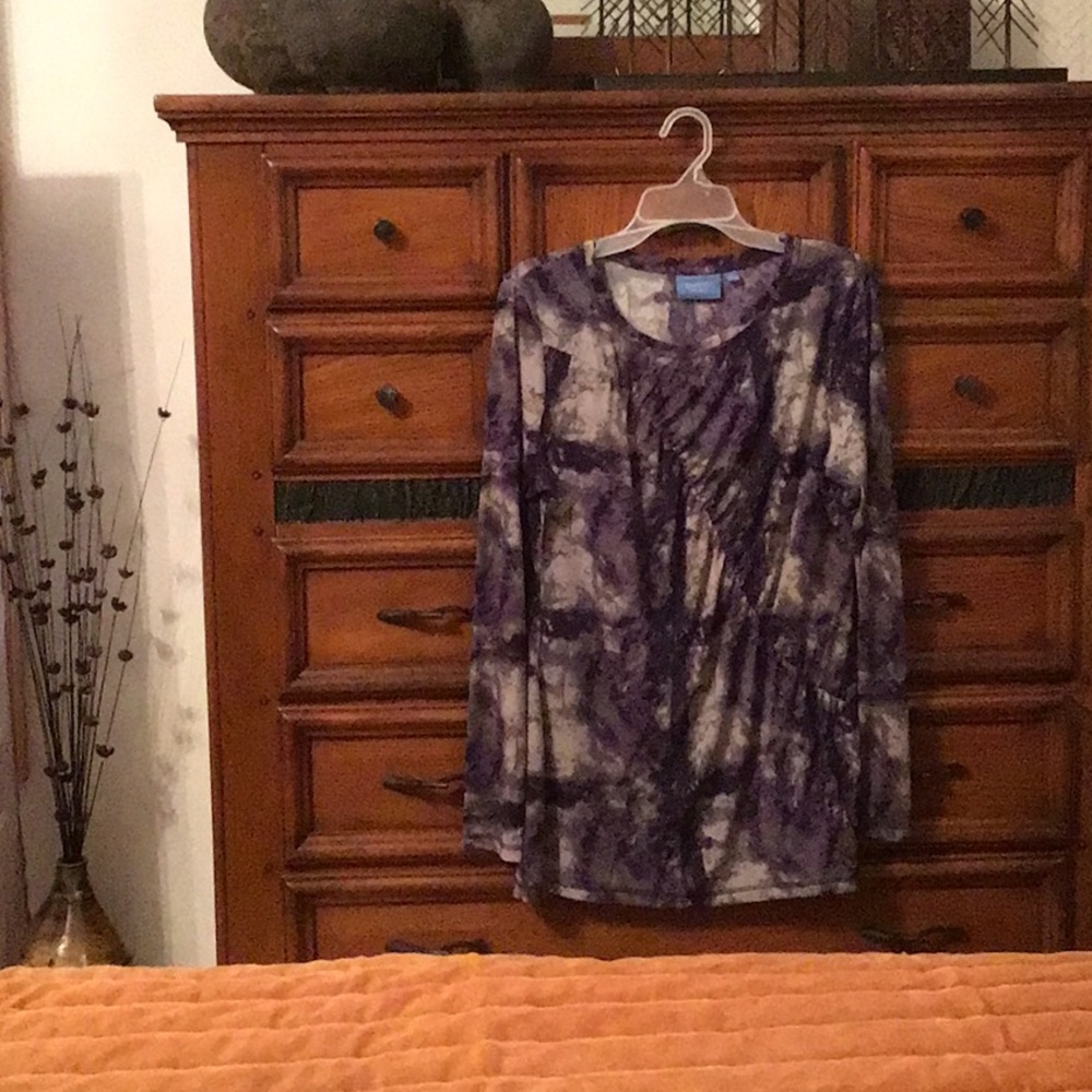 New size extra large, women’s top by simply vera, Vera Wang.